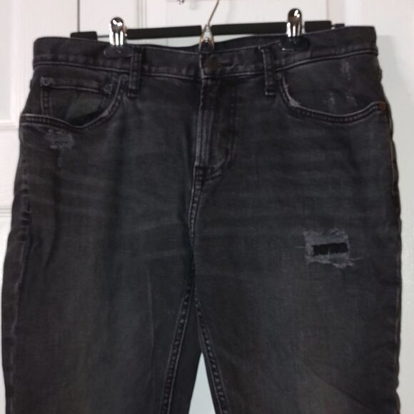Old Navy Relaxed Slim Built-In Flex Distressed Jeans - Picture 4 of 11